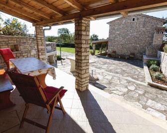 Holiday Homes Ana and Maria - Kanfanar - Patio