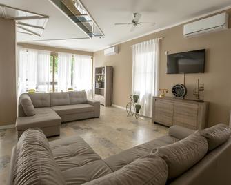 سي هوتلز إنترناشونال - كاتوليكا - غرفة معيشة