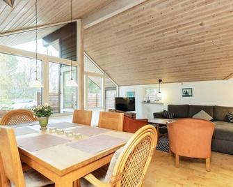 Beautiful Holiday Home in Rødby With Sauna - Rødby - Essbereich