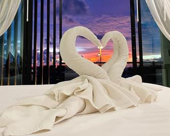 Louis' Runway View Hotel - Sakhu - Yatak Odası