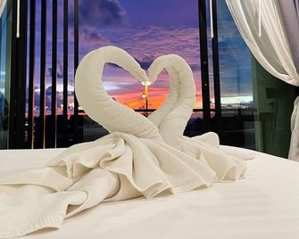 Louis' Runway View Hotel - Sakhu - Slaapkamer