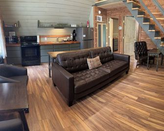 Coyote Creek A-Frame Cabin with Firepit, Nature Trail, Games, Outside Activities - Lindale - Huiskamer