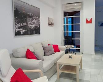 Céntrico Apartamento con Patio Privado - Seville - Living room