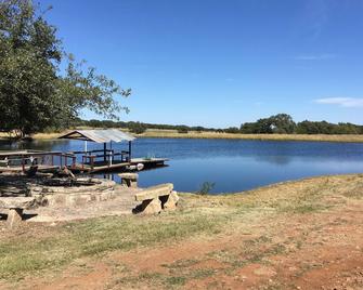 Escape to Stillwaters Ranch Cabin - Llano