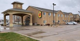Super 8 by Wyndham Great Bend - Great Bend - Building