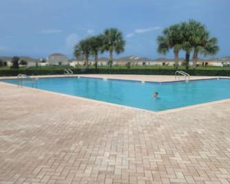 1 BDR, 1BA in gated community with pool/playground access - Davenport - Piscina
