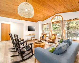 Lovely Home in Pollock Pines with Hot Tub - Pollock Pines - Living room