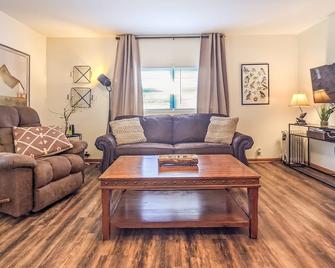 The Granny Cottage ~ on Main Street - Mountain View - Living room