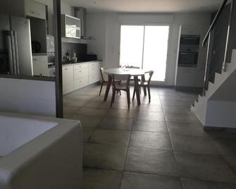 Réservez Votre Séjour ! Les Bosquet Charmante Maison 2 Chambres ,parking gratuit au Centre de Châteauneuf-du-Pape - Châteauneuf-du-Pape - Dining room
