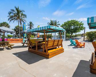 Oceanfront Inn Room #11- Standard Room - King Bed - Fort Pierce - Innenhof