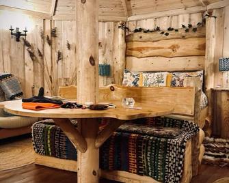 Acorn Glade Glamping - York - Dining room