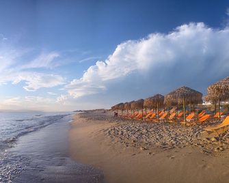 Plaza Beach Hotel - Plaka - Strand