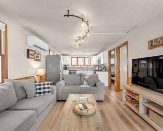 Hillside Cabin with Hot tub! - Belmont - Living room