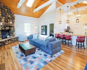 Schoolhouse Stay - Game Room Peaceful Quiet - Three Oaks - Living room