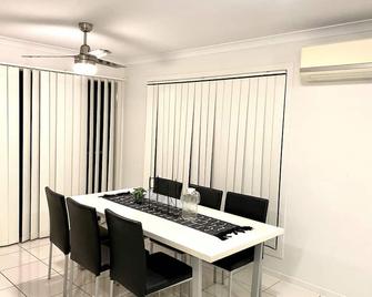 Modern 4BR close to the Airport- Whole house - Gladstone - Dining room