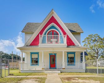 2 Mi to Gator Chateau: Vibrant Home w/ Balcony - Jennings - Building