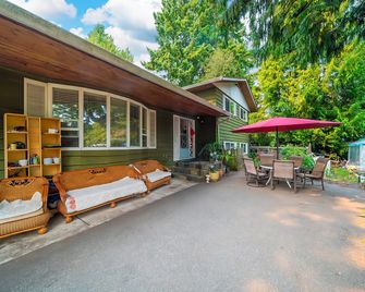 Dreamy Garden Arch Spot Cozy 3Bedroom Villa near the Beach - Surrey - Patio