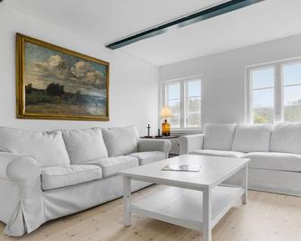 Amazing Apartment In Tisvildeleje - Tisvildeleje - Living room