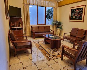 D Cardenas Hotel - Cajamarca - Wohnzimmer