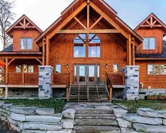 Lazy Bear Log Home-Lake front - Orillia - Building