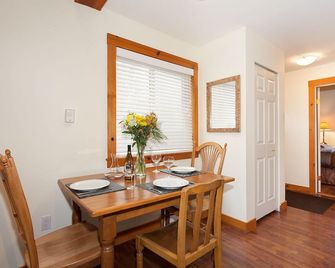 Cozy spacious Pemberton Valley 1 bedroom suite with king size bed walk to Village cable TV WIFI free parking gorgeous views - Pemberton - Essbereich