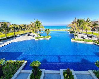 윈덤 가든 캄란 리조트 - 캄 람 - 수영장