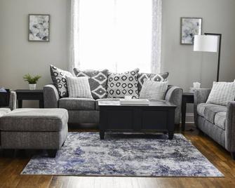 Lets Unwine + Game room +Backyard Oasis! - Ozark - Living room