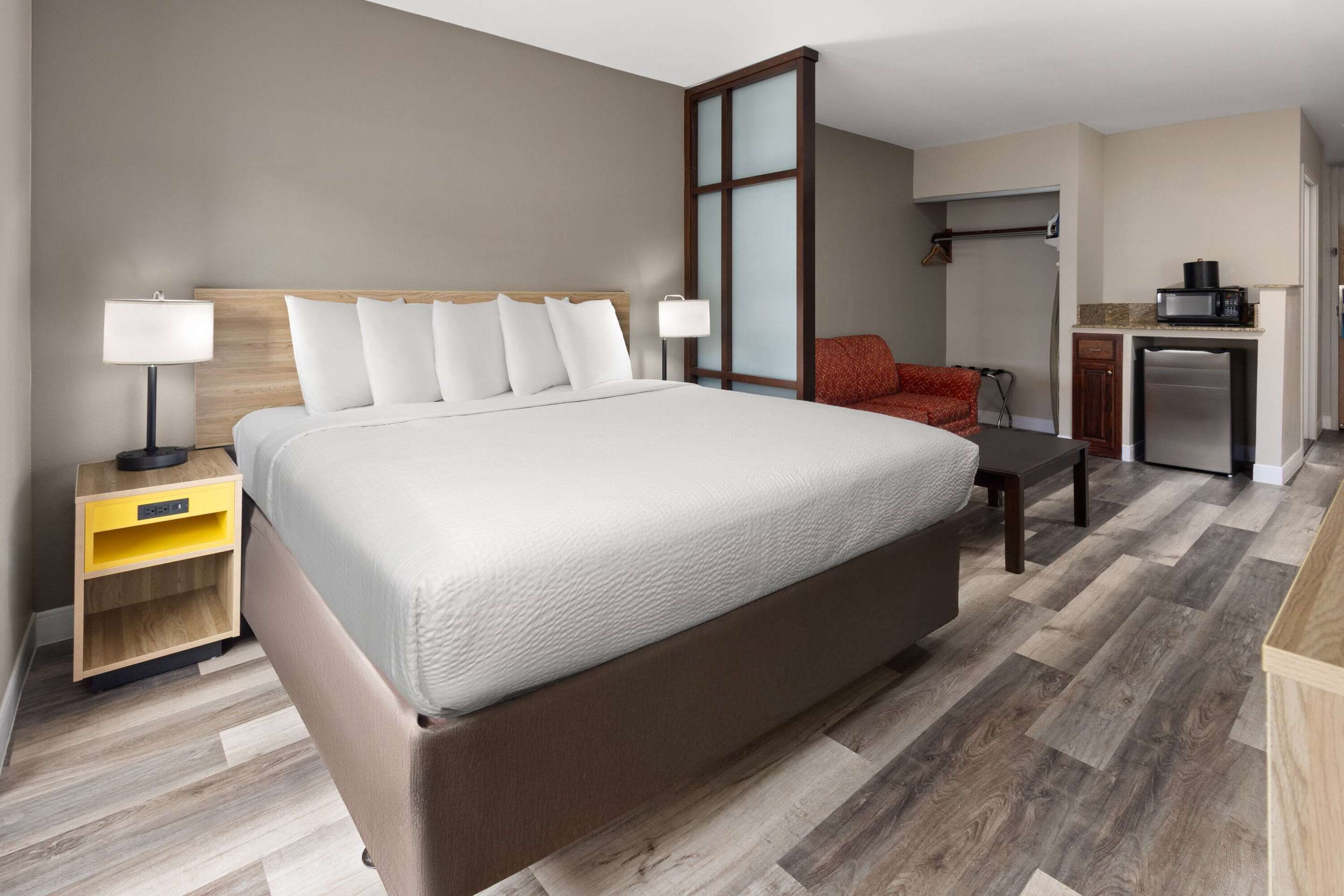 دايز إن باي ويندام جاكسون داون تاون - جاكسون - غرفة نوم