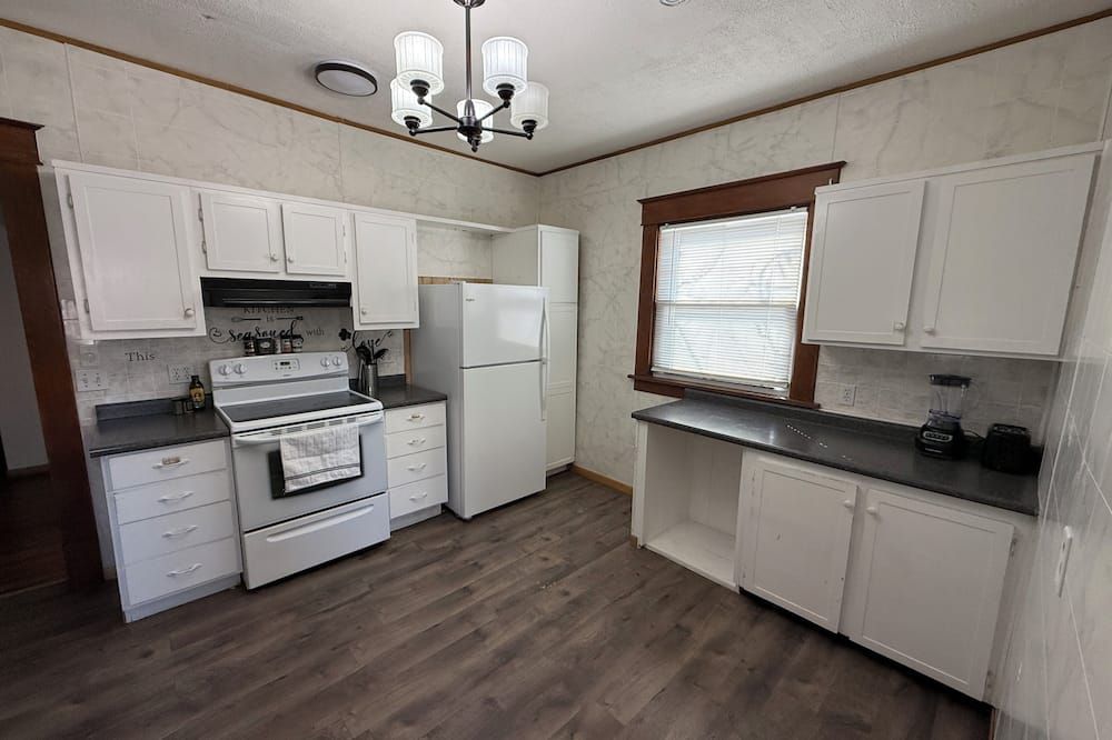 Downtown Creston Hideaway walk-in distance to uptown!