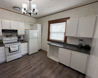Downtown Creston Hideaway walk-in distance to uptown! - Creston - Kitchen