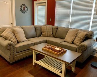 Less Than 1 mile to Bryant Denny, Coleman Coliseum, & Sewell-Thomas - Tuscaloosa - Living room