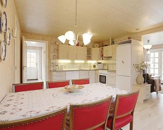 3 bedroom amazing home in Rønne - Rønne - Dining room