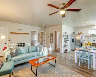 Near Hiking and Golfing Flagstaff Cottage! - Flagstaff - Sala de estar