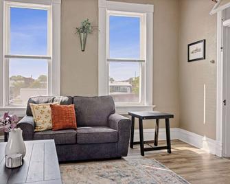 Cozy Historic WashMo home - Washington - Living room