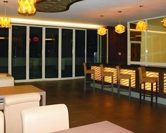 Hotel Remcy - Makassar - Front desk