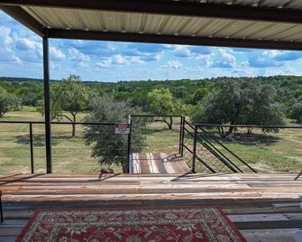Charming upstairs barn loft apartment in Gatesville - Gatesville - Balcony