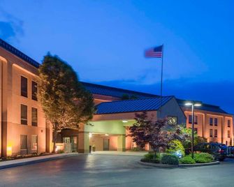 Comfortable Room Near I-76 with Free Breakfast – Perfect for Leisure and Work - Carlisle - Gebäude
