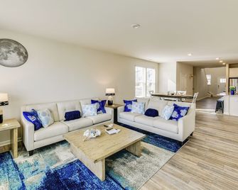 5 Mi to Bethany Beach: Home w/ Pool + Gym Access! - Millville - Living room
