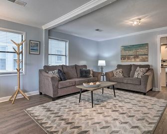 Gulfport Bungalow by Jones Park/Beach Access! - Gulfport - Living room