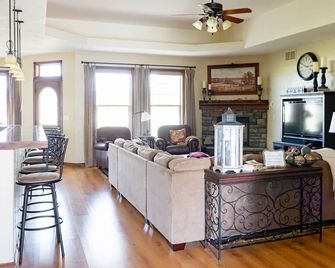 Near Glacier w/ 2 King beds & views! Exceptionally clean w/ lots of amenities! - Columbia Falls - Sala de estar