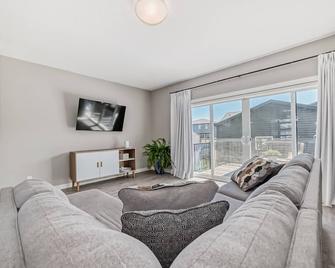 3bedroom+1 Southeast Calgary Pet Friendly Freeparking Wifi Sleeps 8 Fenced Yard - De Winton - Sala de estar