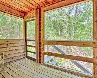 Bright Davis Escape w/ Screened-In Porch! - Davis - Balcón