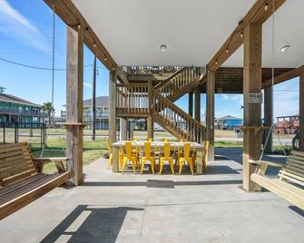Cozy Beach Retreat on Bolivar Peninsula - Crystal Beach - Patio