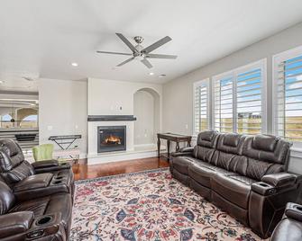 Family Retreat W Fireplace & Patio - Hudson - Sala de estar