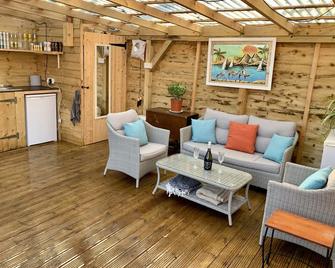Great 2 bedrooms: 1king 1small dbl with private entrance, big garden - Cowes - Living room