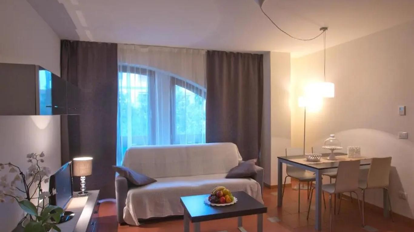Lacroma Aparthotel