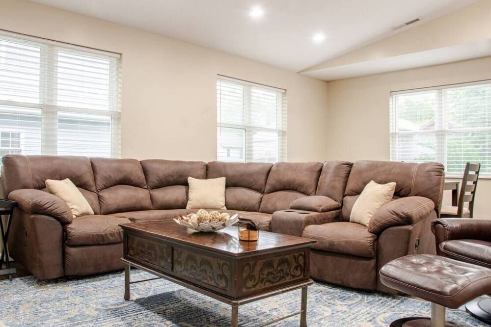 Cozy, 3 Bed & 3.5 Bath - Walk to Uptown & Miami U! - Oxford - Living room