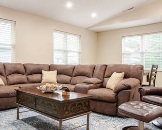 Cozy, 3 Bed & 3.5 Bath - Walk to Uptown & Miami U! - Oxford - Living room