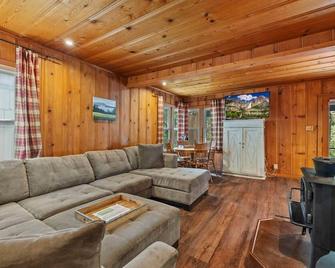 Cabin #7 - Strawberry (Tuolumne County) - Living room