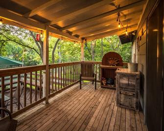 Guadalupe Daze - 4 Bedroom Riverfront, Come and Relax! - Canyon Lake - Balcony
